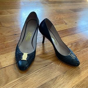 Ferragamo black leather round toe pumps